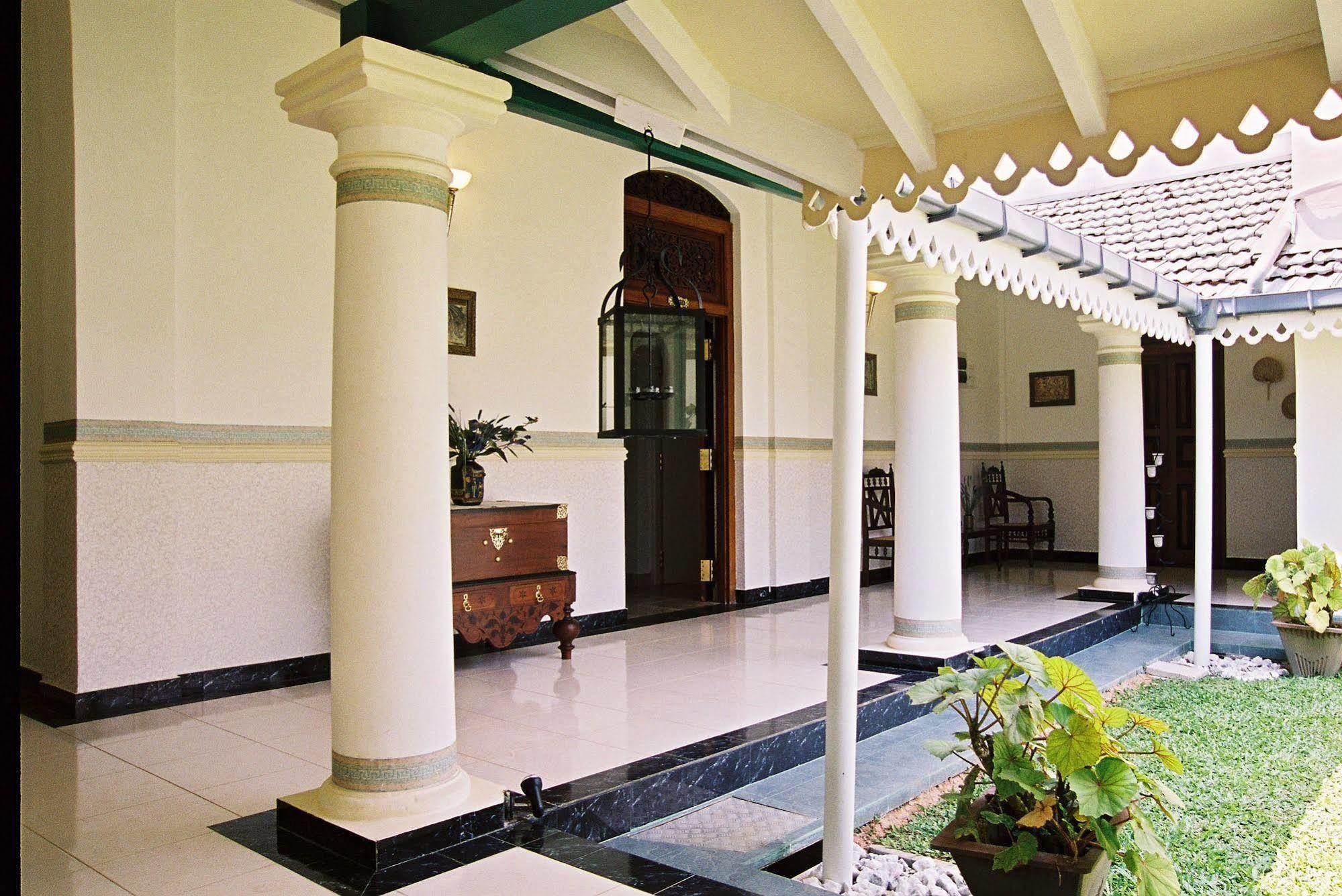 Manor House Hotel Embulpure Exterior foto